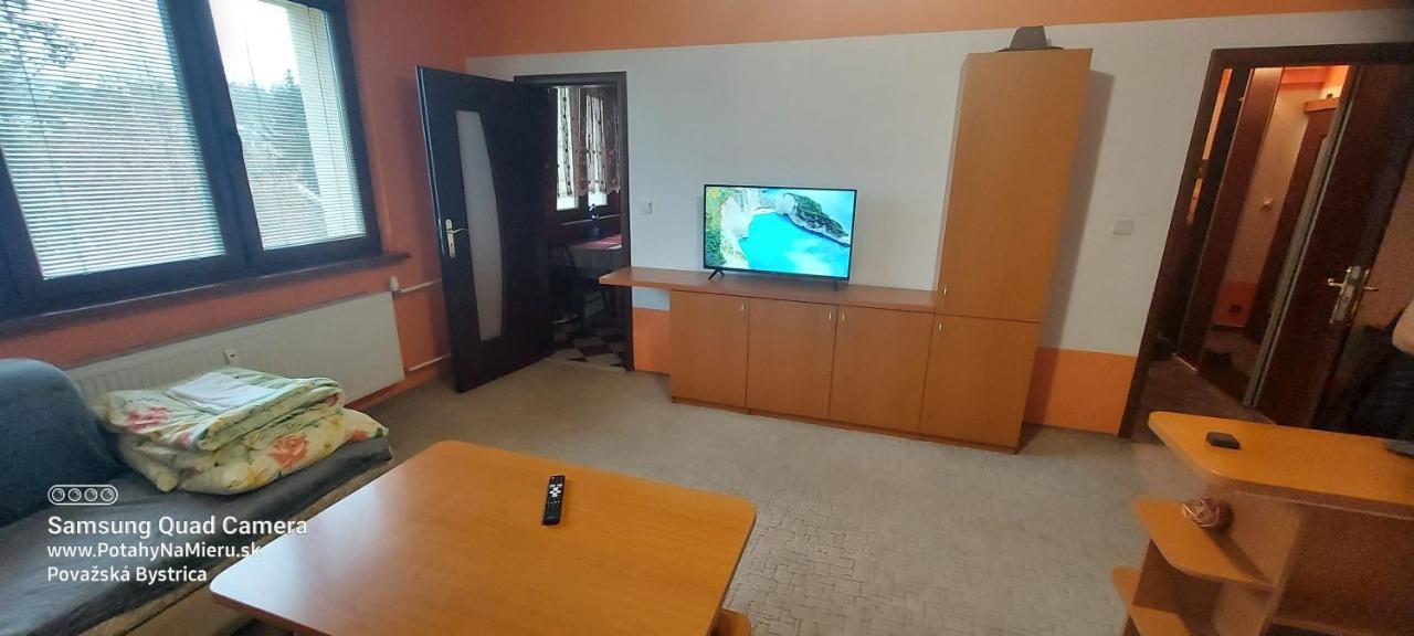 Wolf Apartman Pokojne Ubytovanie V Povazskej Bystrici Ticha Lokalita S Parkovanim Vsade Blizko Vhodne Pre Pracovne Cesty Turistiku Aj Oddych Plne Vybavena Kuchyna Povazska Bystrica Ngoại thất bức ảnh